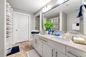 uma casa de banho com 2 lavatórios e um espelho grande em Bliss Peaceful Space em Atlanta