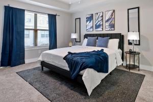 ein Schlafzimmer mit einem großen Bett mit einer blauen Decke darauf in der Unterkunft Bliss Peaceful Space in Atlanta