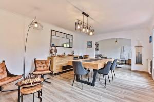 a living room with a dining room table and chairs at Maison de charme au coeur du marais breton Vendéen in Bouin