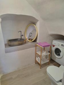 a bathroom with a sink and a washing machine at kats chulilla in Chulilla