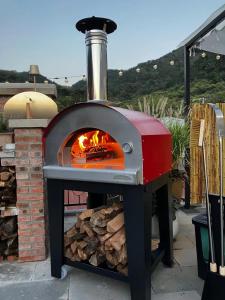 um forno de pizza com um fogo dentro dele em Beijing MutianyuGreat Wall Let'sgo coffee&homesty em Huairou