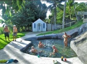 een groep mensen in een zwembad bij Pousada Vila Sol Maior in Guarapari