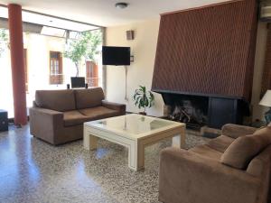sala de estar con sofá y mesa de centro en Gran Hotel Uruguay, en Salto