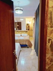 een kamer met 2 bedden en een kamer met een badkamer bij Los Tatas ,departamento in Purmamarca