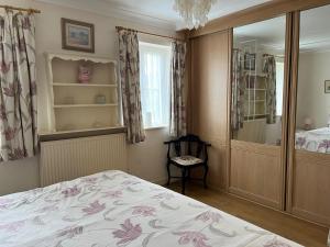 a bedroom with a bed and a mirror at 1 Bed in Gilwern 52882 in Gilwern