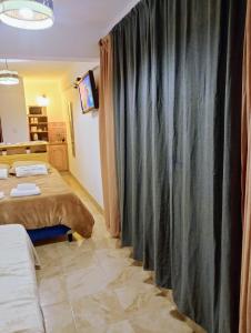 een kamer met 2 bedden en een gordijn bij Los Tatas ,departamento in Purmamarca