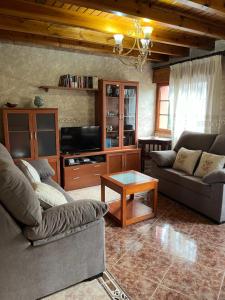 Sala de estar con 2 sofás y mesa de centro en Entremares, en Pendueles
