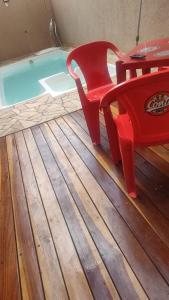 - une piscine avec une table et des chaises à côté d'un bain à remous dans l'établissement Espaço lazer, à Ribeirão Preto