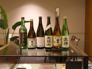 un grupo de botellas de vino sentadas en una mesa de cristal en Hotel Nikko Nara, en Nara