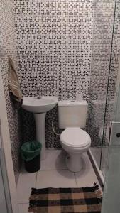 uma casa de banho com um WC e um lavatório em Casa em Angra dos Reis em Angra dos Reis