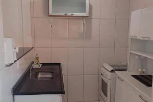 uma pequena cozinha com um lavatório e um micro-ondas em Casa em Angra dos Reis em Angra dos Reis