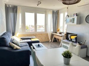 a living room with a couch and a table at Espectacular apartamento junto al mar, con piscina en Málaga in Málaga