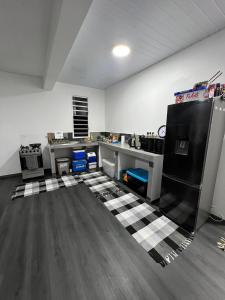 uma cozinha com um frigorífico preto e um balcão em Stay 'n Go - Raiatea em Uturoa
