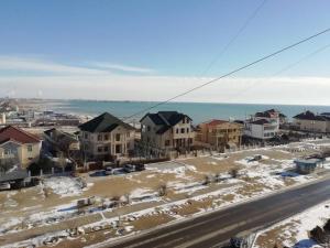 - une vue aérienne sur une ville avec des maisons et l'océan dans l'établissement 3 дом вид на море, à Aktau