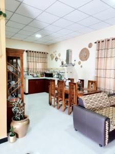 uma cozinha e sala de jantar com mesa e cadeiras em Happy Nest em Talagala