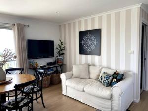 - un salon avec un canapé blanc et une table dans l'établissement Mima's Nest - Beach House, à Lulworth