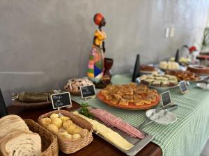 una mesa cubierta con una mesa con comida. en Pousada Pitanga en Prado