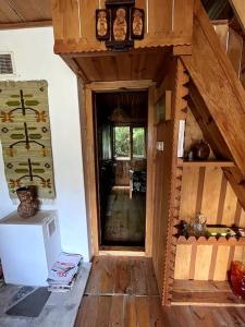 Chatka Janka - Malowniczy domek w Beskidach في Sopotnia Wielka: اطلاله داخليه على منزل صغير مع غرفه
