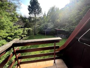 Sopotnia WielkaにあるChatka Janka - Malowniczy domek w Beskidachの庭の景色を望むバルコニー(木製ベンチ付)