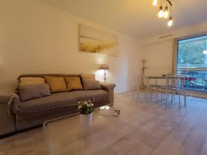 sala de estar con sofá y mesa en Appartement Saint-Brevin-les-Pins, 2 pièces, 2 personnes - FR-1-364-153, en Saint-Brevin-les-Pins