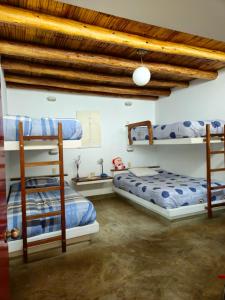 1 dormitorio con 2 literas y techo de madera en Casa de campo Oasis De San Andres, en Miraflores