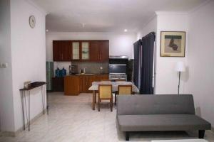 Kuchyň nebo kuchyňský kout v ubytování SakaLoka Kebagusan