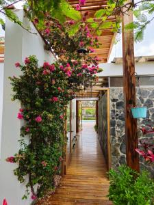 Un pasillo de una casa con flores en la pared en Casa de campo Oasis De San Andres, en Miraflores
