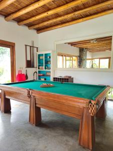 una mesa de billar en el medio de una habitación en Casa de campo Oasis De San Andres, en Miraflores