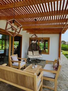 un patio con una pérgola de madera y una jaula de aves en Casa de campo Oasis De San Andres, en Miraflores