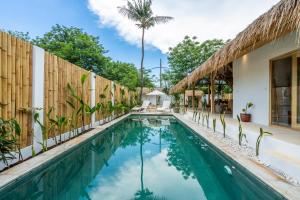 una foto di una piscina in una villa di Villa Kelapa Kucing a Gili Air