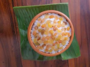 un tazón de cereales en un plato verde en Blooming Holiday Resort, en Anuradhapura