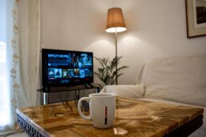 TV a/nebo společenská místnost v ubytování Zakynthos centro Riviera