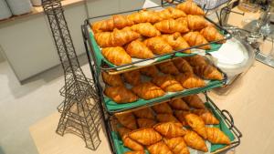 un étalage de plateaux de nourriture sur une table dans l'établissement Toyoko Inn Osaka Yodoyabashi-eki Minami, à Osaka