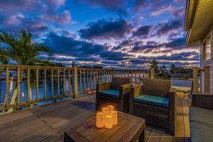 terraza con 2 sillas y mesa en el balcón en Villa Azule, en Clearwater Beach