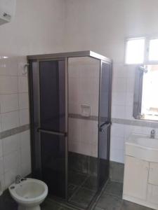 um banheiro com chuveiro, vaso sanitário e pia em Piriápolis a 4 cuadras de playa,"Las Hortensias" em Piriápolis