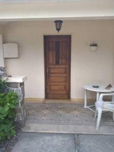 una puerta de una casa con una mesa y una mesa sidx sidx sidx sidx en Piriápolis a 4 cuadras de playa,"Las Hortensias", en Piriápolis