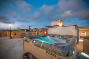 カールスバッドにあるOceanview Rooftop, Hot tub, Firepit, BBQ, Pool Tableの屋上ホットタブ