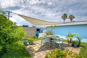 un patio avec une table, des chaises et des plantes dans l'établissement Walk 2 Beach, EV Charger, Outdoor Dining, 2 Units, à Carlsbad