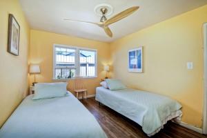2 Betten in einem Zimmer mit 2 Fenstern in der Unterkunft Walk 2 Beach, EV Charger, Outdoor Dining, 2 Units in Carlsbad