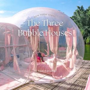 un libro titulado Las tres casas de burbujas con una chica dentro en The Three Bubble Houses en Sai Yok