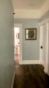 een kamer met een schilderij aan de muur en een badkamer bij Robertson's Place Like Home in Los Angeles
