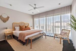 um quarto com uma cama e uma grande janela em Terrace Breeze em Ocean Grove