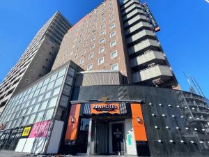 un edificio con la parte delantera de un hotel en APA Hotel Chiba Yachiyo Midorigaoka, en Yachiyo