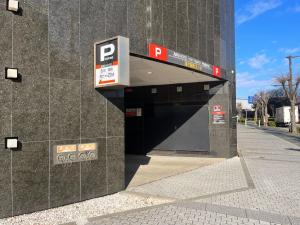 a parking meter on the side of a building at APA Hotel Chiba Yachiyo Midorigaoka in Yachiyo