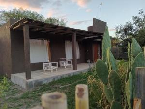 Casa con 2 sillas y patio en Orquídeas en Quebrada de los Pozos