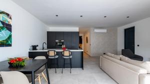 Χώρος καθιστικού στο Indigo Suite Curaçao - A Brand New Modern Apartment on a secure resort close to the Beach