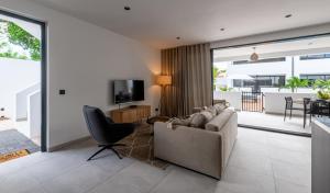 Μια τηλεόραση ή/και κέντρο ψυχαγωγίας στο Indigo Suite Curaçao - A Brand New Modern Apartment on a secure resort close to the Beach