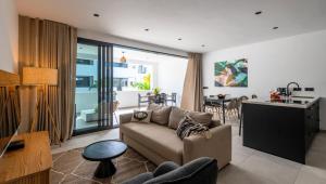 Χώρος καθιστικού στο Indigo Suite Curaçao - A Brand New Modern Apartment on a secure resort close to the Beach