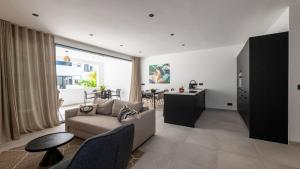 Χώρος καθιστικού στο Indigo Suite Curaçao - A Brand New Modern Apartment on a secure resort close to the Beach