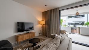 Μια τηλεόραση ή/και κέντρο ψυχαγωγίας στο Indigo Suite Curaçao - A Brand New Modern Apartment on a secure resort close to the Beach